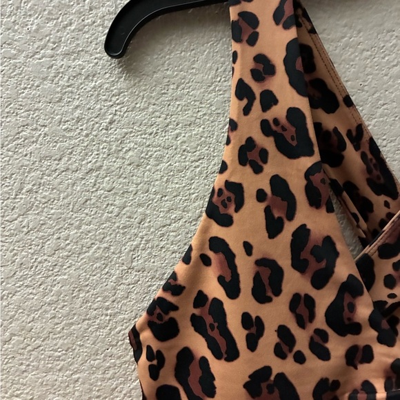 Fabletics Oasis Twist Medium Impact Sports Bra Leopard Print - Picture 5 of 14